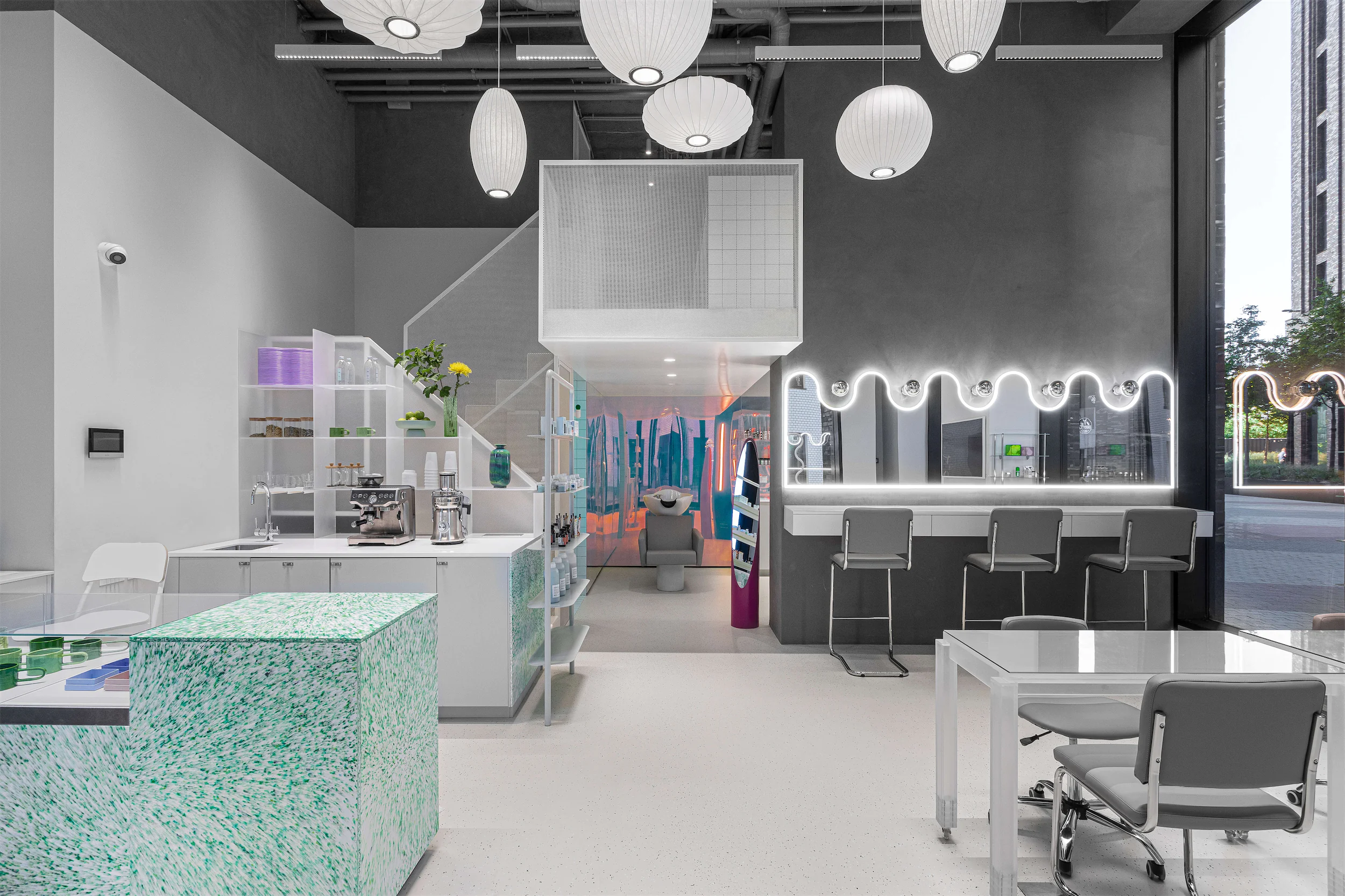 Современное рабочее пространство в бело-серой гамме с большим столом.