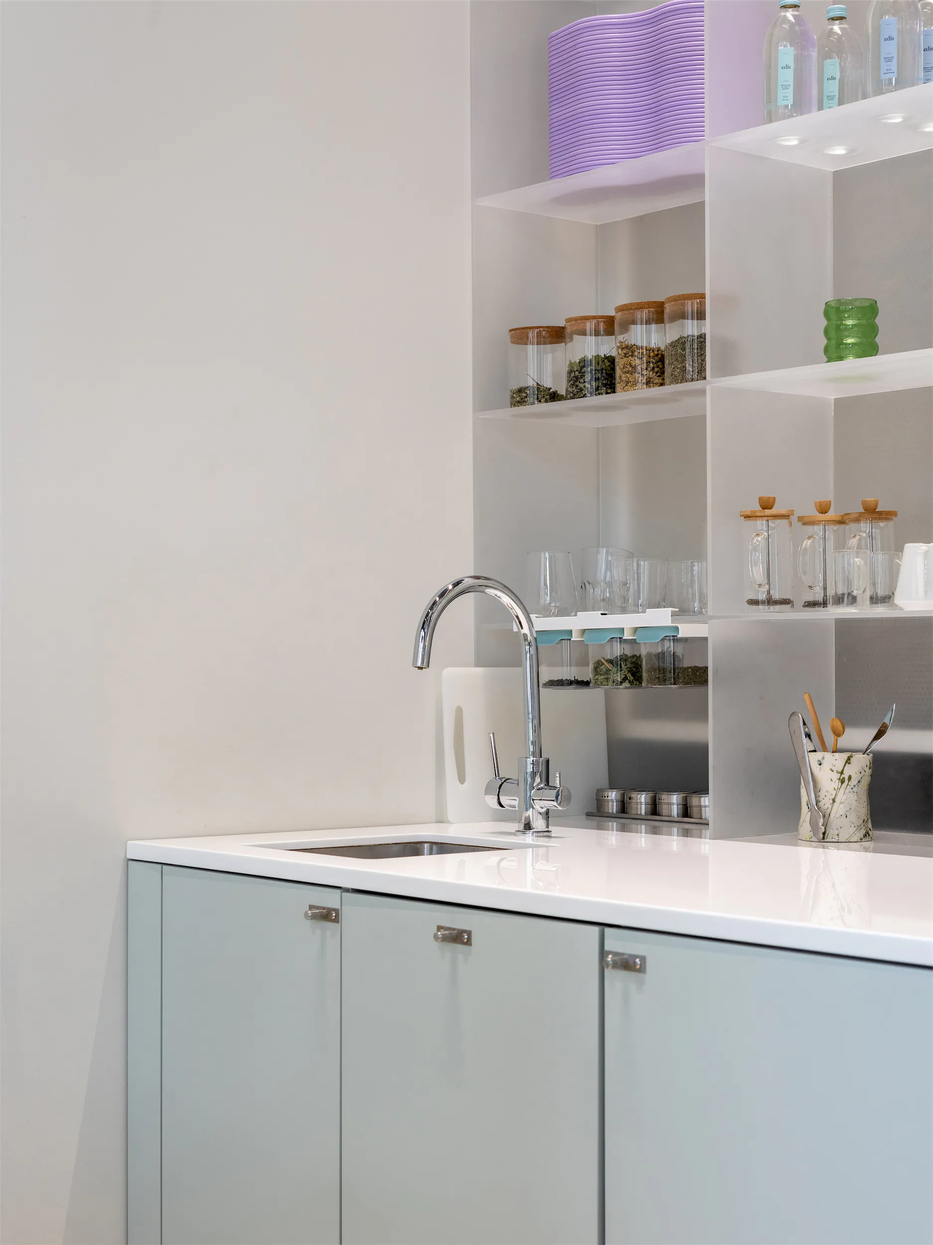 Современная зона мойки с краном и шкафами.