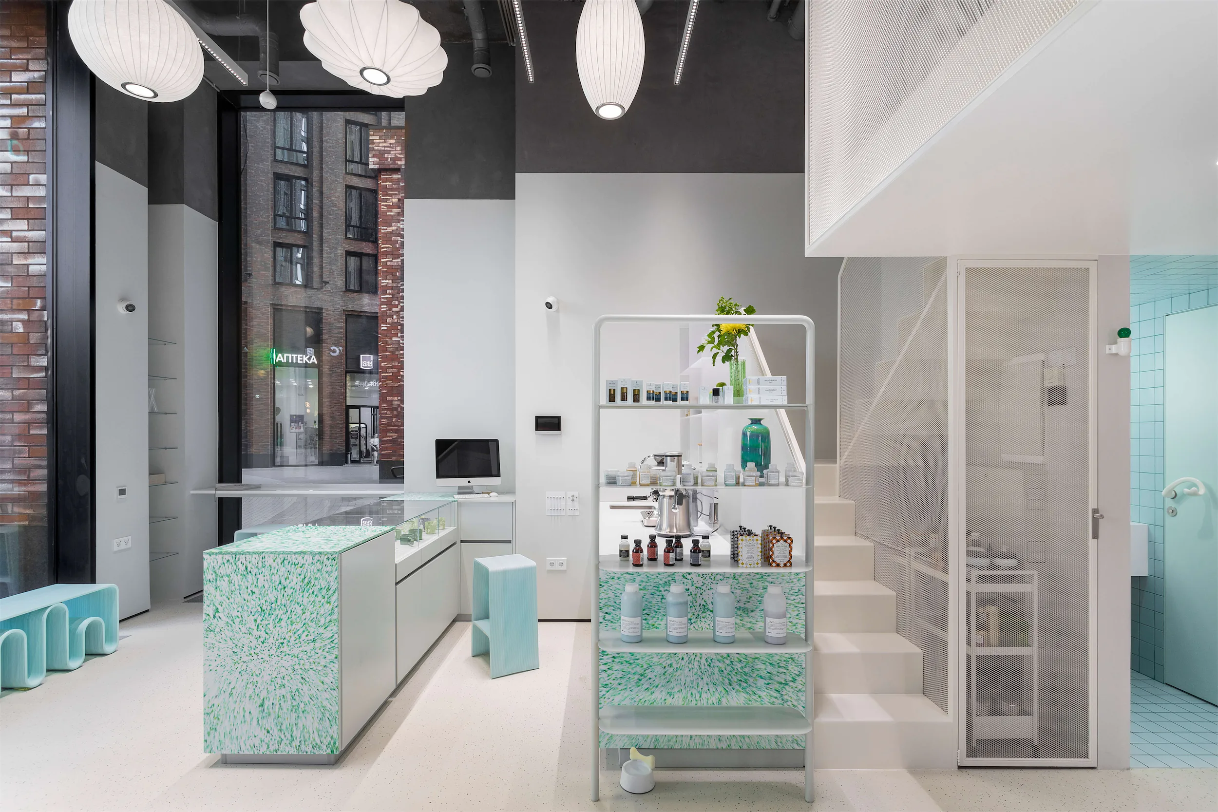 Комната в бело-мятной цветовой гамме с современным освещением.