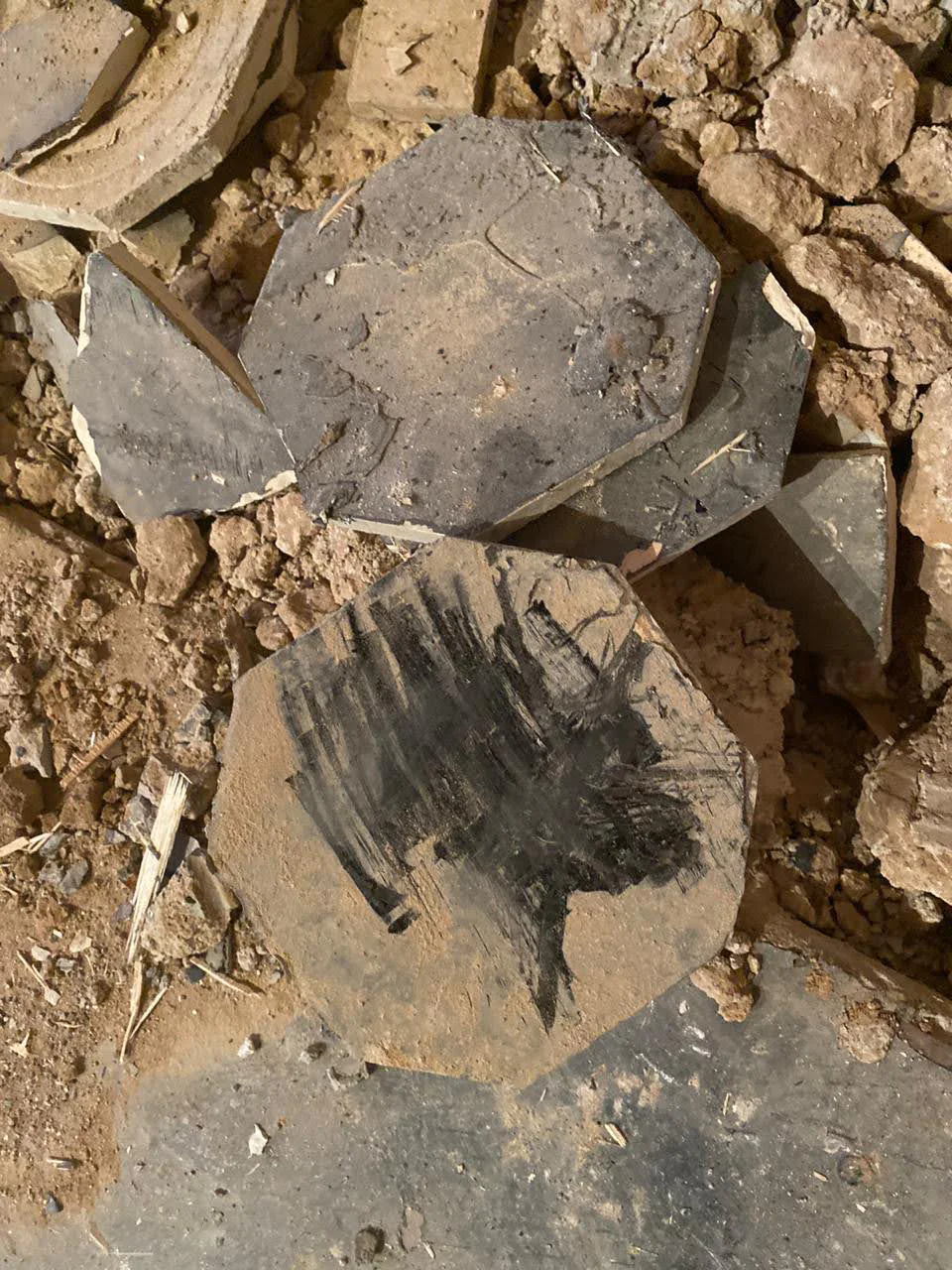 Куча сломанных и выветренных бетонных плит и строительного мусора.