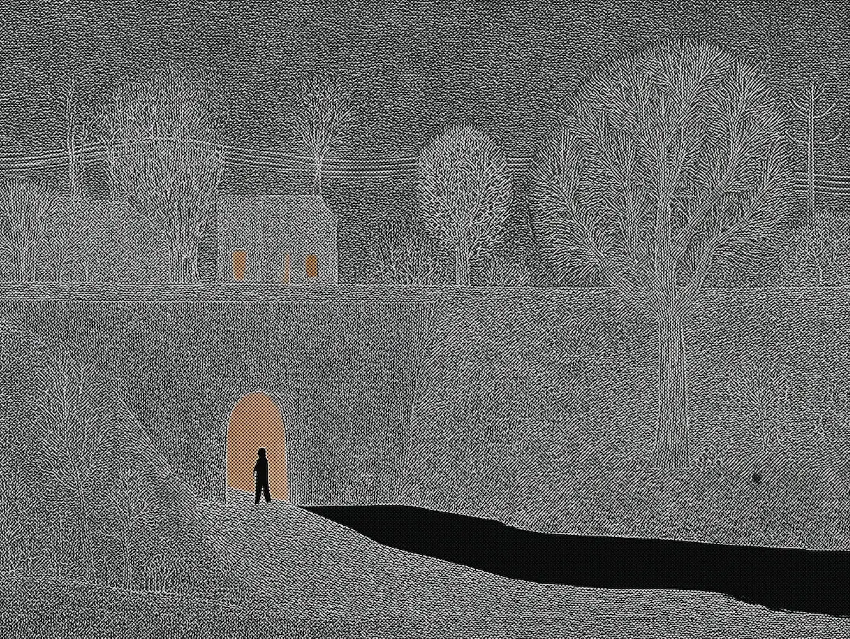 Человек в дверях дома среди деревьев и забора.