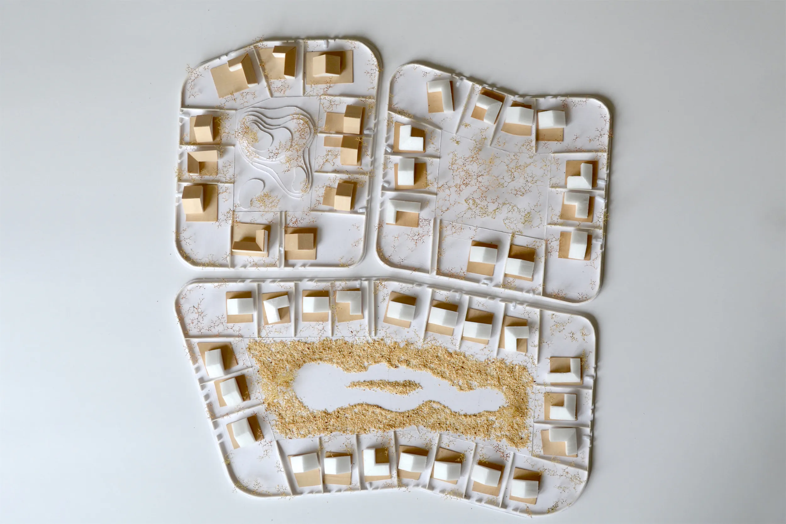 Архитектурная модель с белой и золотой отделкой, несколько этажей, вид сверху.