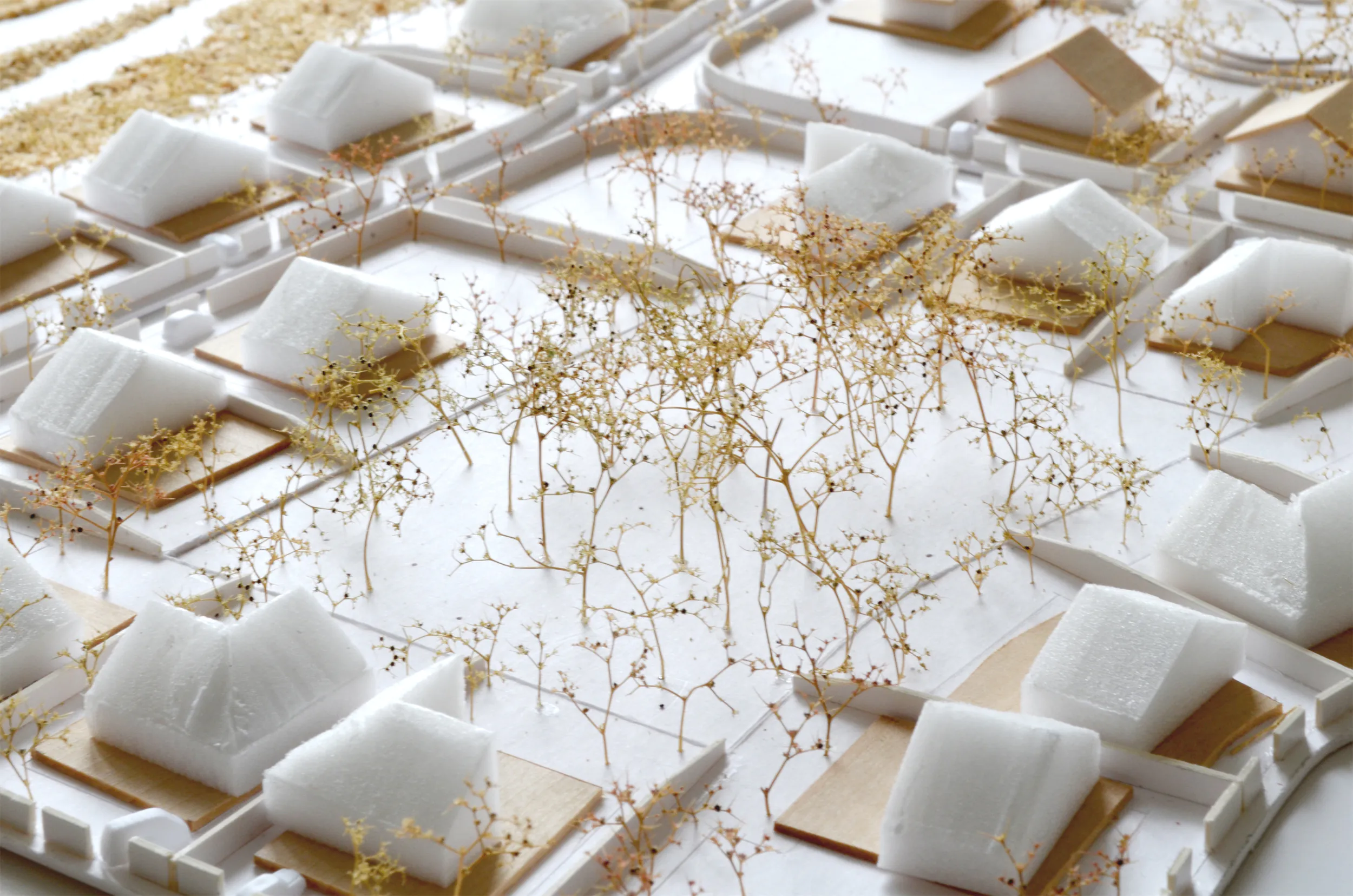 Белая поверхность, предположительно мрамор, с золотыми акцентами и небольшими объектами.