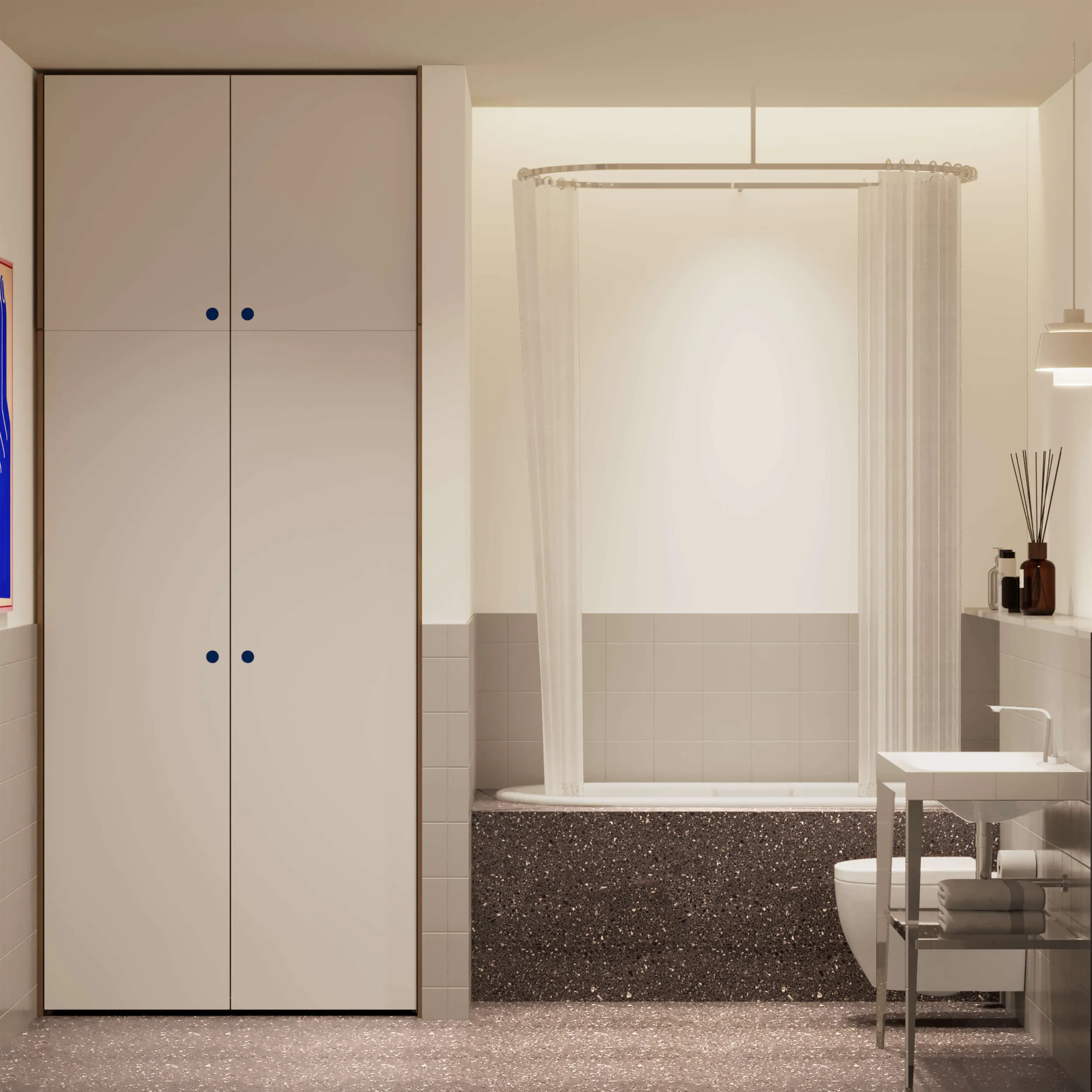 Белая ванная с душем, раковиной и двумя большими шкафами с синими ручками.