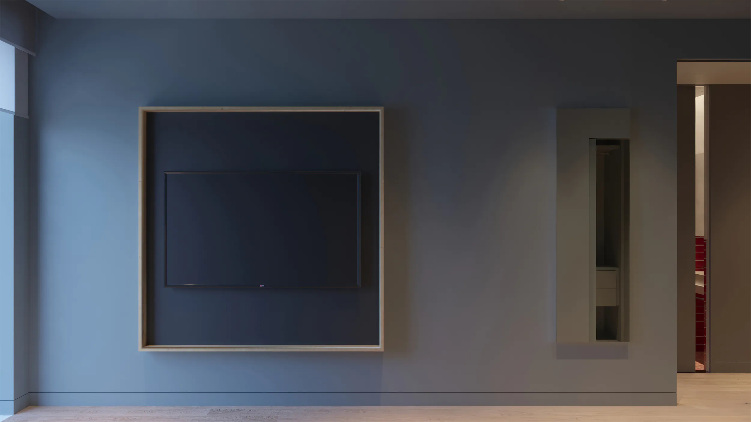 Тёмный квадрат в тонкой золотой раме на серой стене.