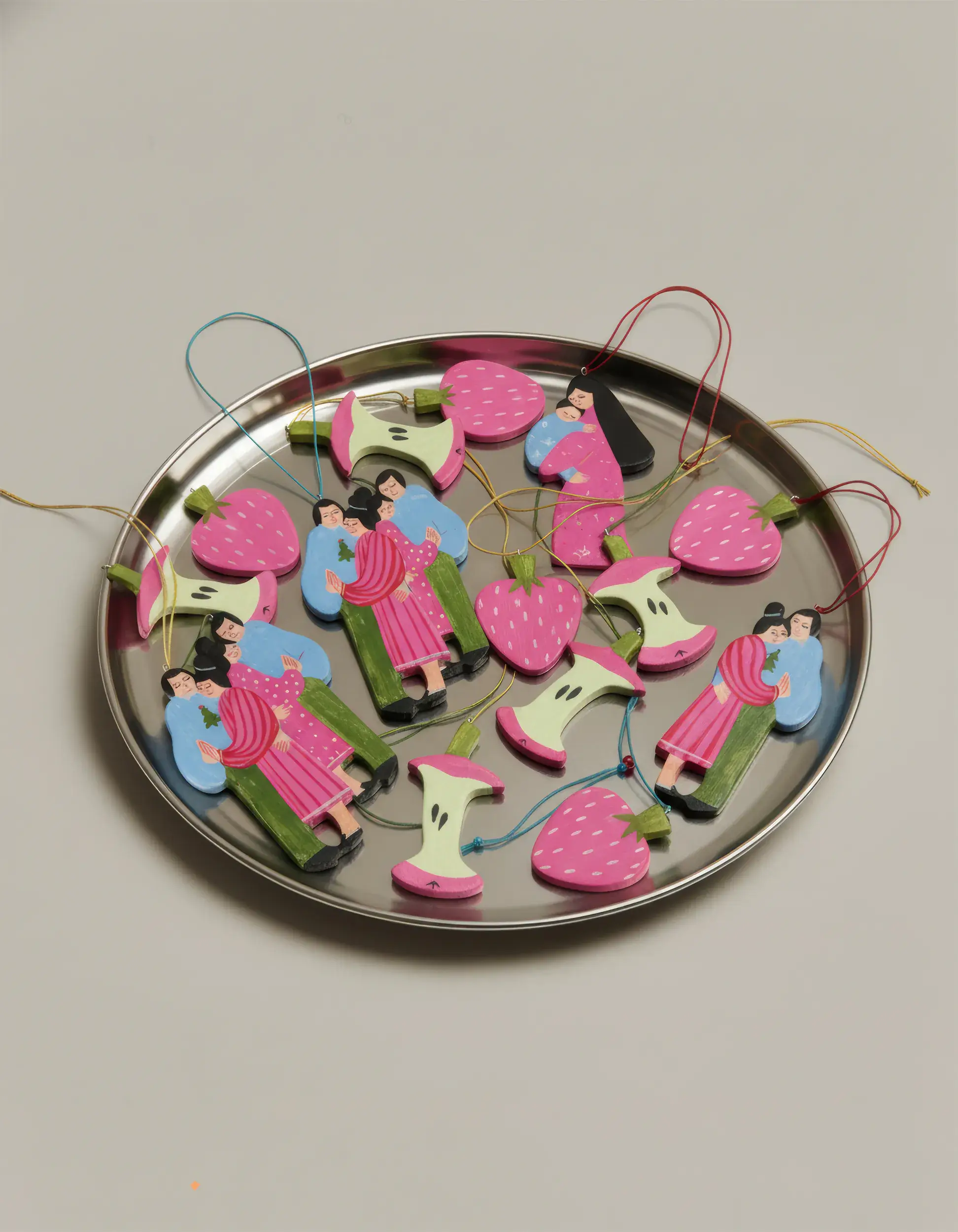 Серебряный поднос с цветными декоративными фигурками.