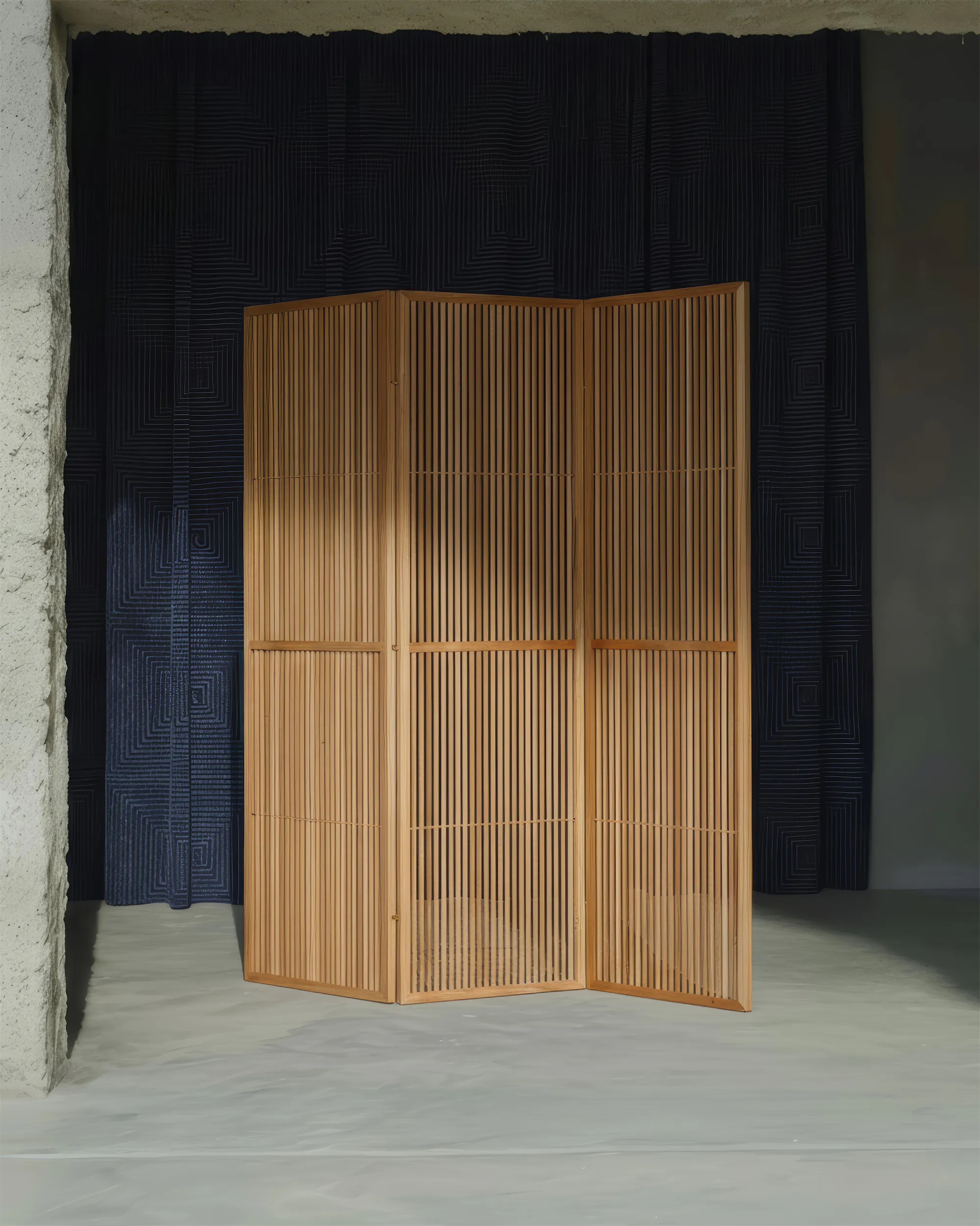 Деревянная реечная ширма в полутёмном помещении с бетонными стенами и полом.