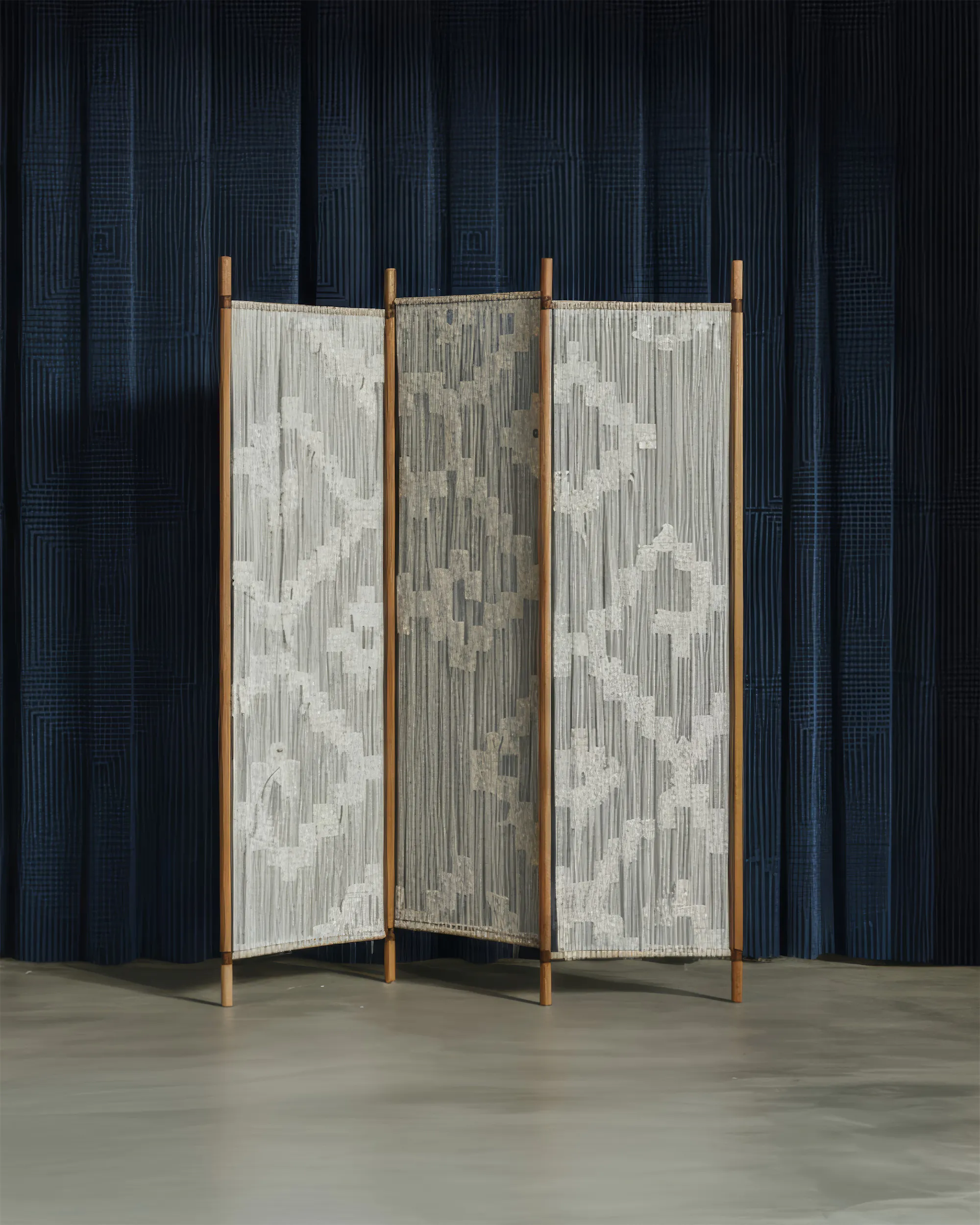 Деревянная ширма с тканевой панелью в бело-серую полоску перед тёмно-синей занавеской.