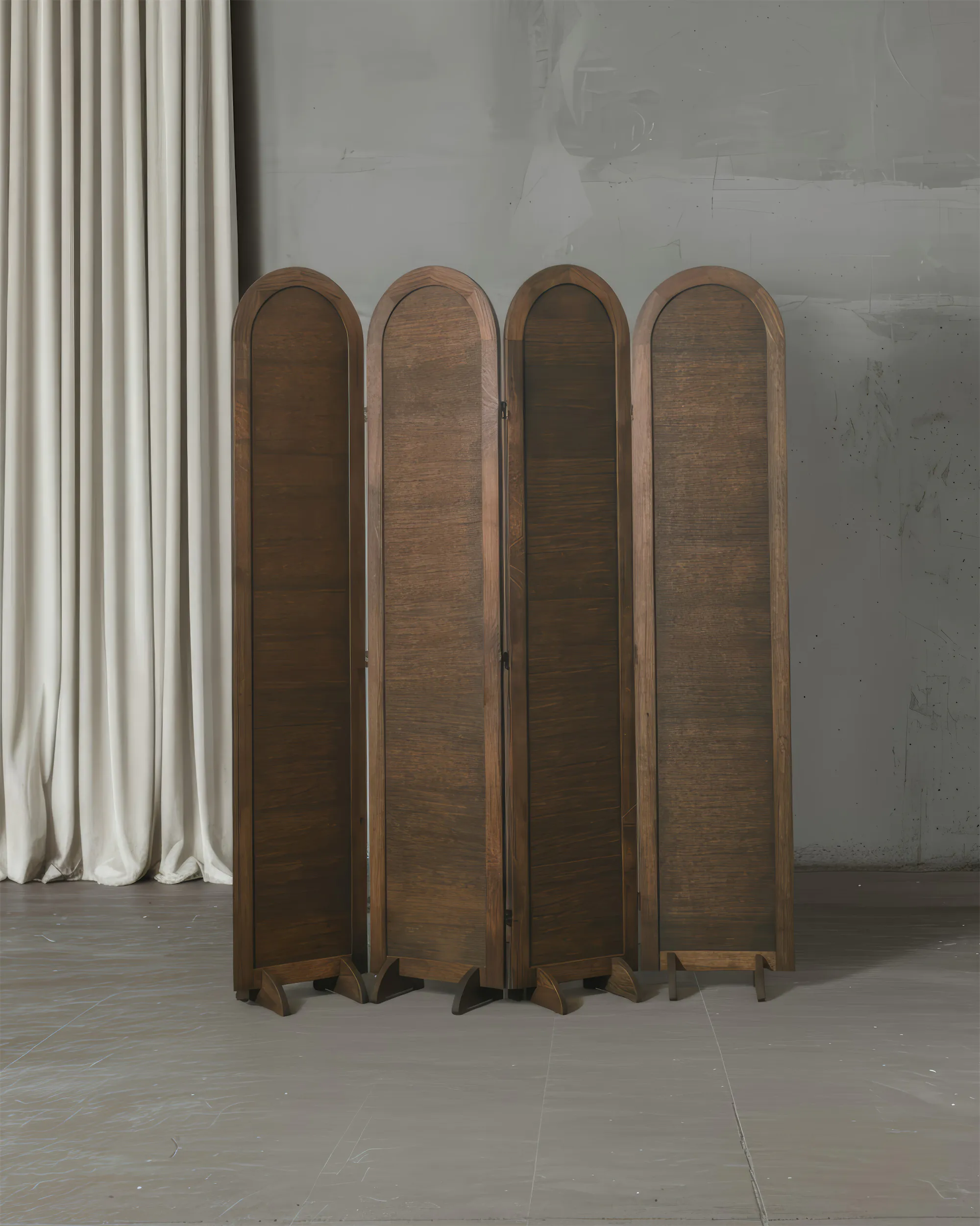 Деревянная ширма с изогнутым верхним и нижним краями перед белой стеной.