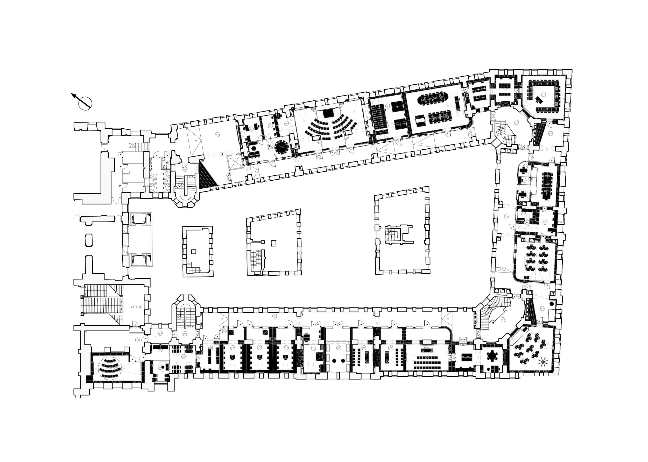 Чёрно-белый архитектурный план этажа с помещениями и коридорами.