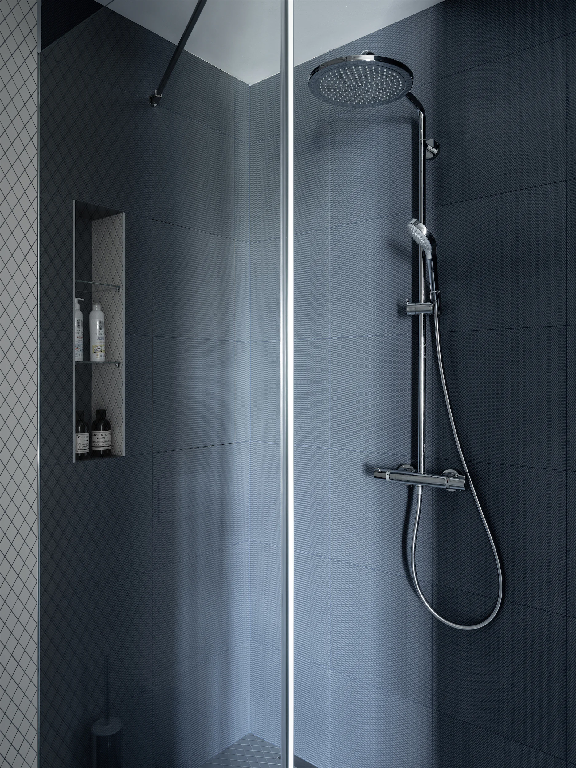 Современный душ с верхним душем-«тропиком» и ручным лейкой.